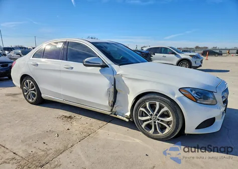 2017 Mercedes-Benz C 300 z USA, uszkodzony, nr VIN 55SWF4JB7HU232820